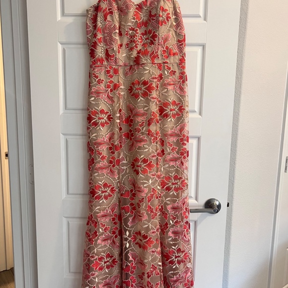 Long dress with net and embroidery - Picture 4 of 5